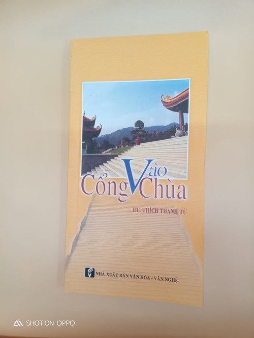 Vào cổng chùa